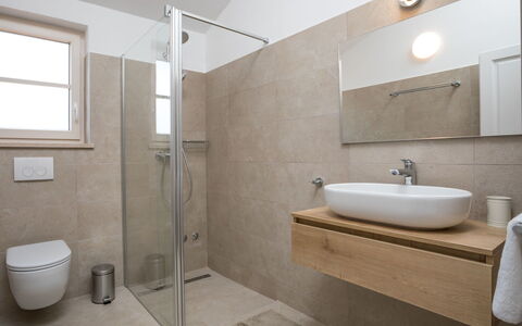 Flori: Bathroom, Property, Room, Tap, Tile, Interior Design, Plumbing Fixture, Floor, Wall, Architecture