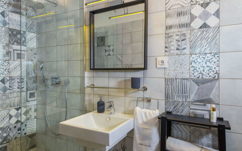 A.r.t.: Mirror, Tap, Plumbing Fixture, Sink, Bathroom Sink, Property, Bathroom, Interior Design, Building, Architecture