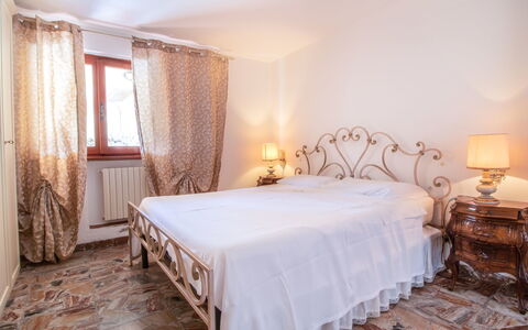 Serenella: Bedroom, Bed, Furniture, Room, Property, Bed Sheet, Bed Frame, Interior Design, Bedding, Floor
