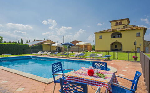 La Salciaia: Property, Swimming Pool, Building, House, Real Estate, Resort, Vacation, Home, Leisure, Villa