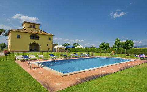 La Salciaia: Swimming Pool, Property, Real Estate, Grass, Estate, House, Villa, Building, Residential Area, Leisure