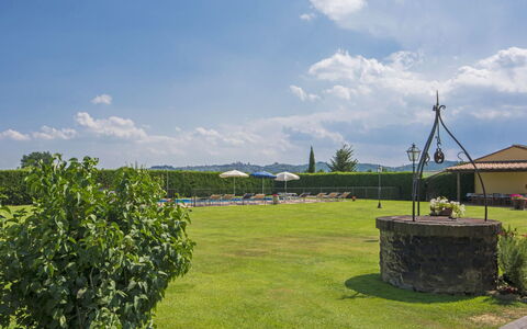 La Salciaia: Land Lot, Sky, Grass, Property, Cloud, Grassland, Grass Family, Lawn, Rural Area, Landscape