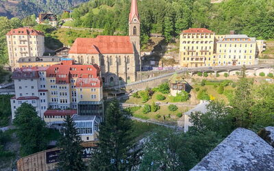 Bad Gastein 125: Building, Neighbourhood, Town, House, Residential Area, Spire, Human Settlement, Steeple, Village, Suburb