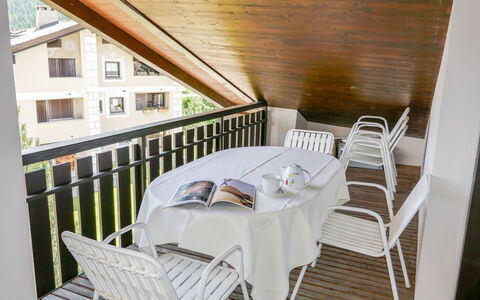 Chesa Polaschin e - E21 - Sils: Property, Room, Furniture, Building, House, Table, Real Estate, Restaurant, Chair, Balcony