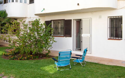 Albaranas: Building, Window, Property, Plant, Land Lot, House, Shade, Grass, Residential Area, Neighbourhood