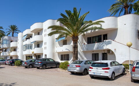 Albaranas: Car, Sky, Wheel, Vehicle, Property, Building, Plant, Tree