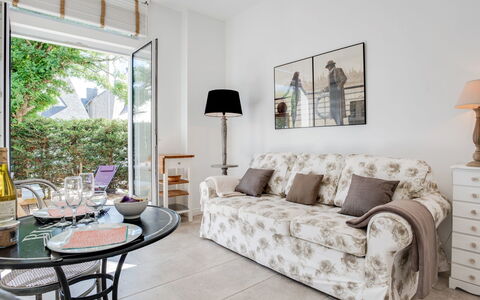 L'Abeille D'Or: Furniture, Property, Couch, Picture Frame, Table, Interior Design, Wood, Comfort, Floor, Living Room
