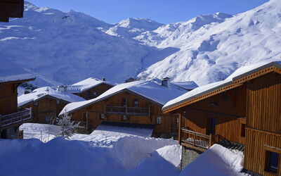 Cgh Rés&Spa Chalets du Soleil (C) 697.11: Building, Sky, Snow, Mountain, Window, Blue, House, Slope, Cloud, Freezing