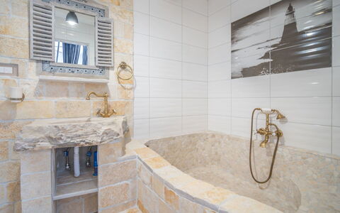 Lea Lana: Tap, Plumbing Fixture, Property, Bathtub, Bathroom, Lighting, Flooring, Interior Design, Floor, Wood