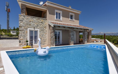 Imperia: Water, Sky, Plant, Building, Property, Daytime, Swimming Pool, Window, Azure, Shade
