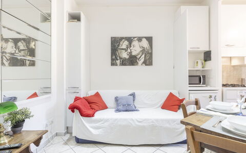 Imperatrice (Srm127): Table, Picture Frame, Furniture, Property, White, Comfort, Wood, Plant, Couch, Interior Design