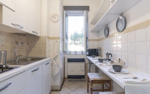 Imperatrice (Srm127): Tap, Kitchen Sink, Sink, Cabinetry, Plumbing Fixture, Property, Furniture, Mirror, Building, Countertop
