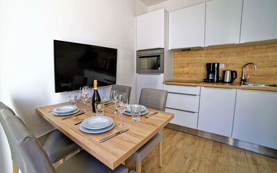 Accommodation:&nbsp;Lakeside Village 5 10.5