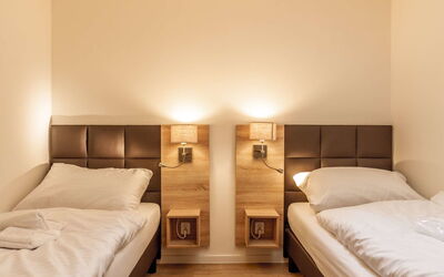Accommodation:&nbsp;Lakeside Village 9 10.2
