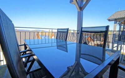 Accommodation:&nbsp;Lakeside Village 8 10.8