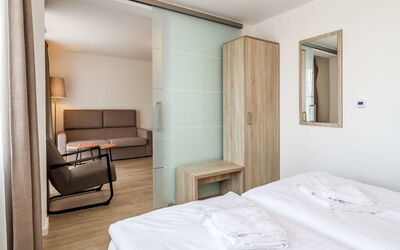 Accommodation:&nbsp;Lakeside Village 9 10.2