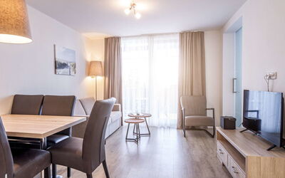 Accommodation:&nbsp;Lakeside Village 8 10.8