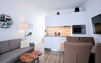 Accommodation:&nbsp;Lakeside Village 4 10.4