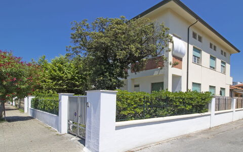 Sandra: Property, House, Building, Real Estate, Home, Residential Area, Facade, Architecture, Land Lot, Neighbourhood
