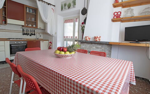 Sandra: Tablecloth, Room, Property, Red, Furniture, Interior Design, Table, Dining Room, Floor, Building