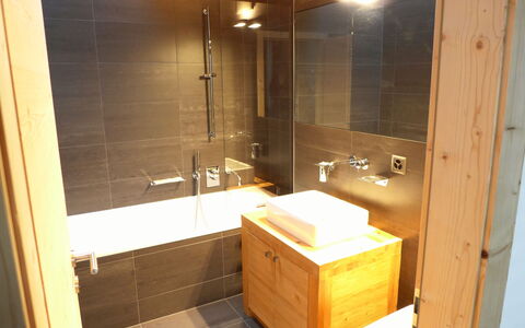 Crans-Montana 643: Tap, Sink, Bathroom Sink, Plumbing Fixture, Bathroom, Mirror, Building, Bathroom Cabinet, Wood
