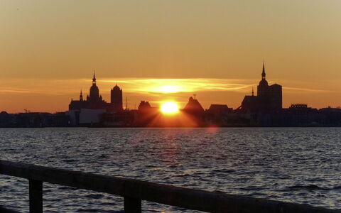 Rügenperle: Water, Sky, Atmosphere, Daytime, Cloud, Afterglow, Dusk, Body Of Water, Sunlight, Building