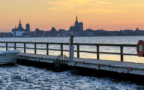 Rügenperle: Water, Sky, Cloud, Light, Boat, Watercraft, Lake, Building, Dusk, Afterglow