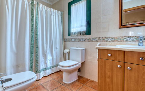 Jardines del Mar: Bathroom, Room, Property, Bathroom Cabinet, Floor, Curtain, Tile, Bathroom Accessory, Interior Design, Tap