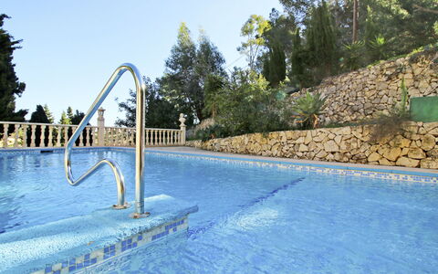 Richelieu: Sky, Water, Water Resources, Plant, Tree, Road Surface, Asphalt, Swimming Pool, Natural Landscape, Grass