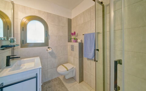 Ebi: Mirror, Plumbing Fixture, Property, Shower Head, Tap, Sink, Bathroom, Interior Design, Lighting, Shower