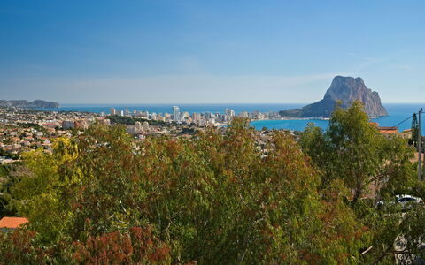Ebi: Sky, Water, Azure, Natural Landscape, Cloud, Tree, Landscape, Mountainous Landforms, Horizon, City