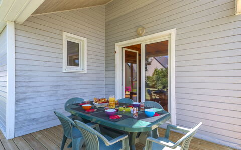 Pen-Guen: Table, Furniture, Window, Tableware, Chair, Wood, Building, Interior Design, Shade, Architecture