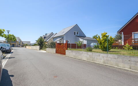 Pen-Guen: Sky, Property, Plant, Building, Window, House, Road Surface, Asphalt, Land Lot, Tree