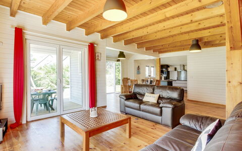 Pen-Guen: Furniture, Table, Property, Couch, Wood, Comfort, Interior Design, Shade, Architecture, Floor