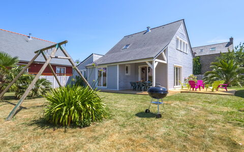 Pen-Guen: Property, Home, House, Real Estate, Land Lot, Cottage, Lawn, Grass, Yard, Roof