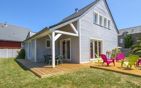 Pen-Guen: Sky, Plant, Building, Window, House, Shade, Land Lot, Wood, Grass, Neighbourhood