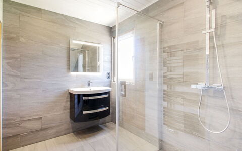 Pen-Guen: Plumbing Fixture, Tap, Shower Head, Bathroom Cabinet, Mirror, Shower Panel, Bathroom, Shower Door, Sink, Shower Bar
