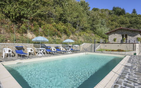 Castelnuovo di Garfagnana 648: Water, Building, Swimming Pool, Sky, Plant, Chair, Tree, Body Of Water, House, Outdoor Furniture