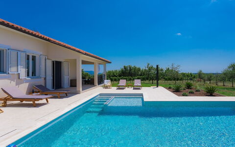 Eugen: Property, Swimming Pool, House, Home, Real Estate, Building, Estate, Villa, Architecture, Residential Area