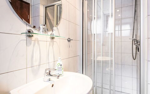 Schönecken 100: Tap, Plumbing Fixture, Property, Sink, Bathroom, Interior Design, Mirror, Bathroom Sink