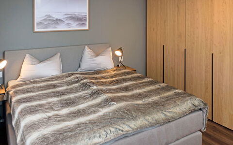 Monazit: Bedroom, Bed, Furniture, Room, Mattress, Bed Sheet, Bedding, Bed Frame, Property, Floor
