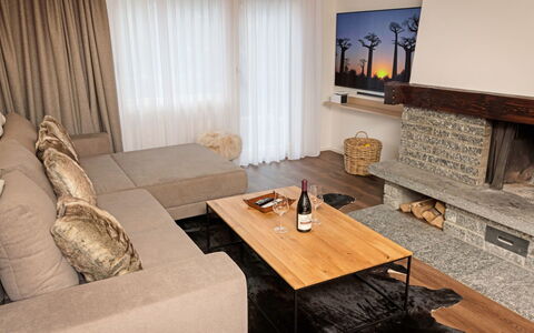 Monazit: Interior Design, Room, Property, Living Room, Furniture, Coffee Table, Table, Floor, House, Building