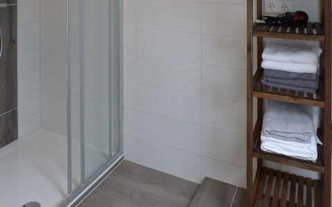 Alina: Property, Room, Tile, Floor, Bathroom, House, Architecture, Real Estate, Furniture, Bathroom Accessory