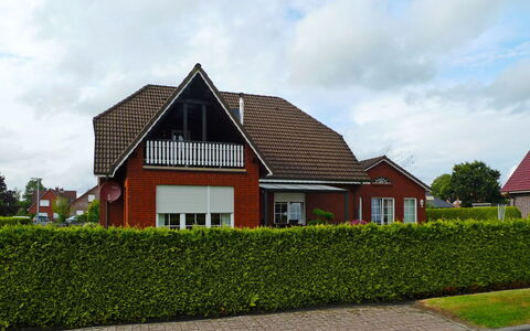 Alina: Property, House, Home, Residential Area, Real Estate, Building, Roof, Architecture, Cottage, Land Lot