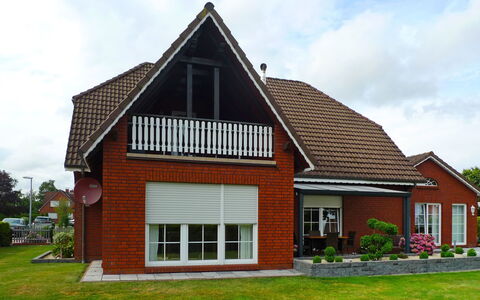 Alina: Cloud, Sky, Building, Plant, Window, House, Tree, Wood, Cottage