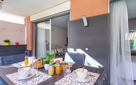 Le Marbeau: Table, Property, Tableware, Furniture, Building, Interior Design, Window, Lighting, Orange, Wood