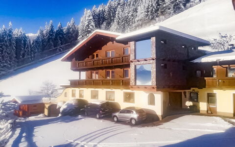 Fügen 450: Sky, Snow, Building, Daytime, Property, Window, Cloud, Car, Tree, House