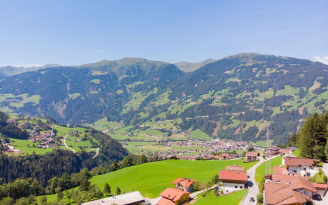 Gerlosblick: Sky, Mountain, Green, Natural Landscape, Land Lot, Highland, Tree, Landscape, Plain, Plant