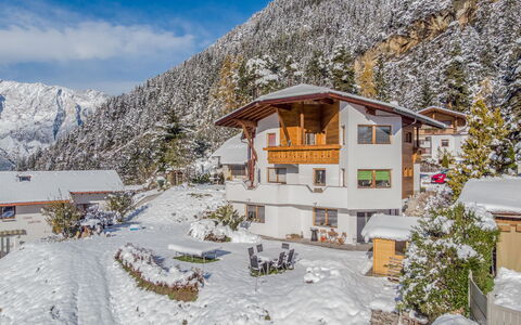Ötz 150: Building, Plant, Snow, Sky, Window, Mountain, Cloud, House, Tree, Slope