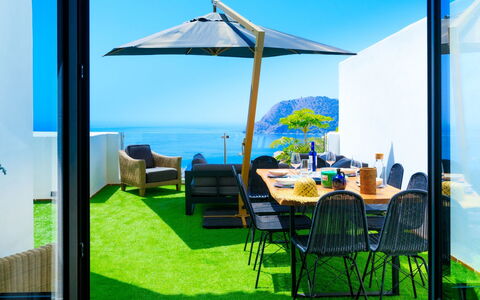 Creativo: Property, Furniture, Real Estate, Grass, Room, Table, Azure, Turquoise, Shade, Building